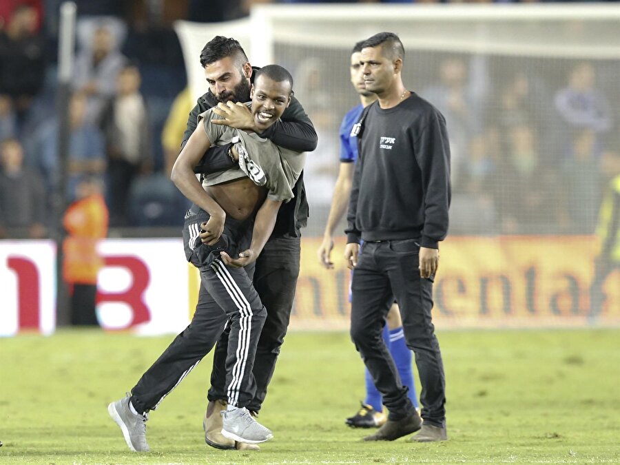 Bir saldırganın cebinde bulunan bıçağı çıkarıp Isco'ya yöneldiği iddia edildi.