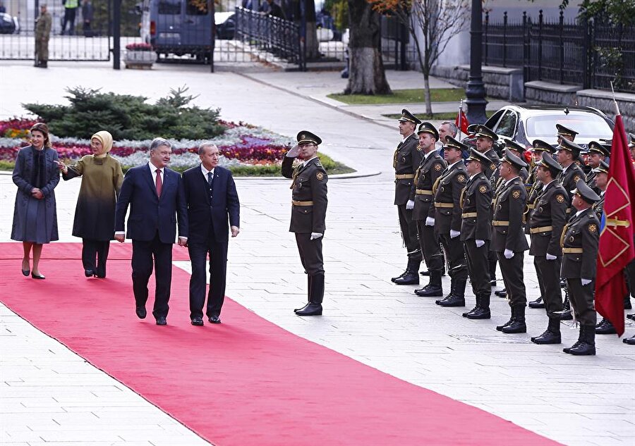 Cumhurbaşkanı Erdoğan ve eşi Emine Erdoğan'ı Devlet Başkanlığı İdaresi'ne gelişlerinde Poroşenko ve eşi Marina Poroşenko karşıladı.