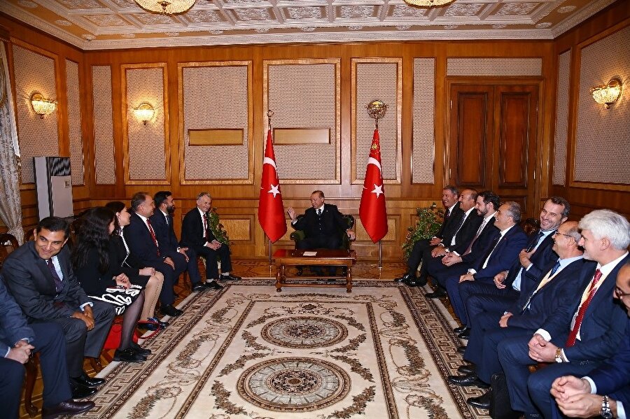 Cumhurbaşkanı Recep Erdoğan, temaslarını sürdürdüğü Kiev’de Ukrayna Kırım Tatar toplumu temsilcilerini kabul etti.