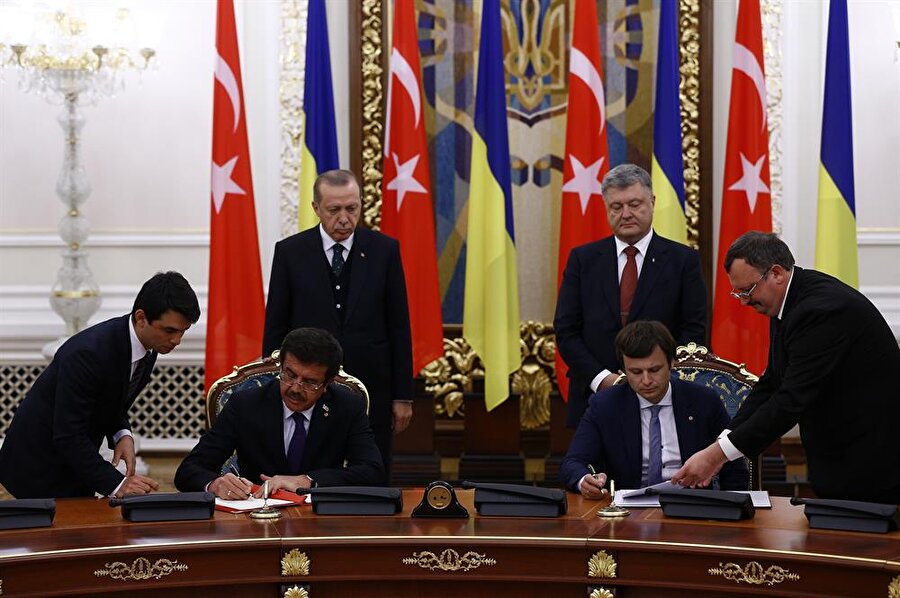 Cumhurbaşkanı Erdoğan ve Ukrayna Devlet Başkanı Poroşenko nezaretinde iki ülke arasında anlaşmalar imzalandı. Türkiye adına anlaşmaya Ekonomi Bakanı Nihat Zeybekci imza attı.