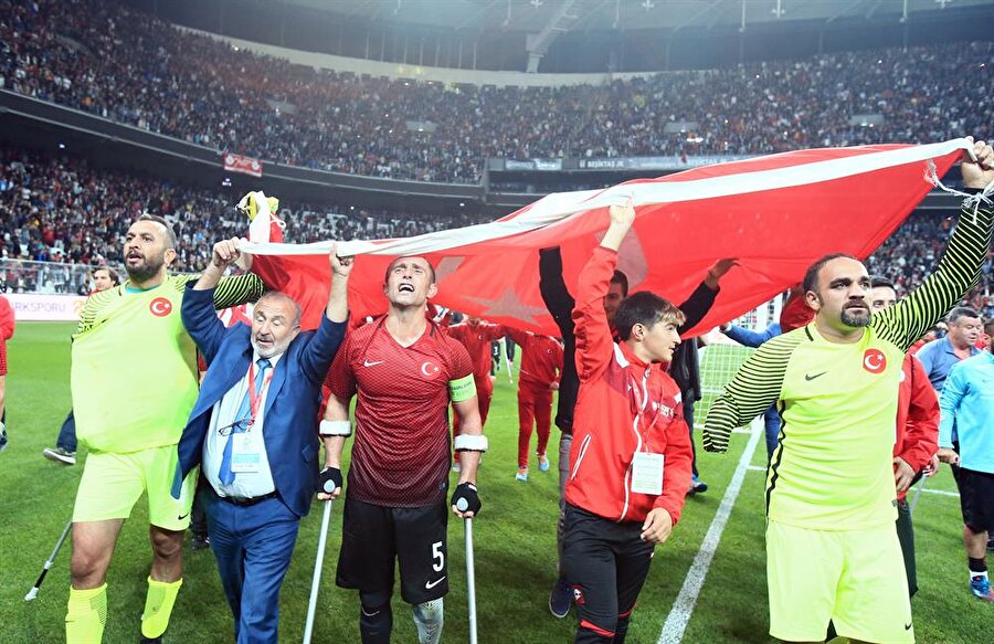 Ampute Futbol Milli Takımı sporcularımız ay-yıldızlı bayrağı dalgalandırdı. (Fotoğraf: AA)
