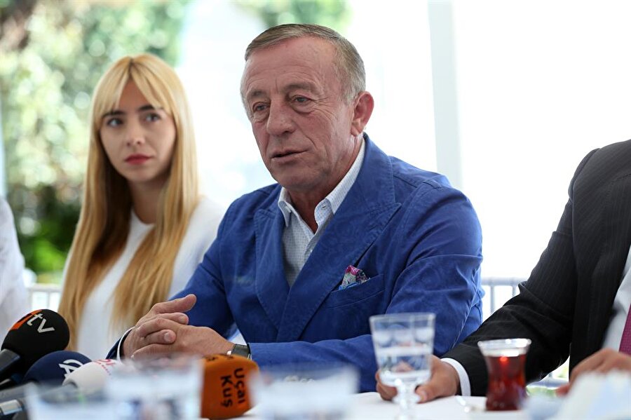 Ali Ağaoğlu'nun Ortaköy'deki evinde gerçekleştirdiği basın toplantısına kızı Sena ve oğlu Alican da katıldı.
