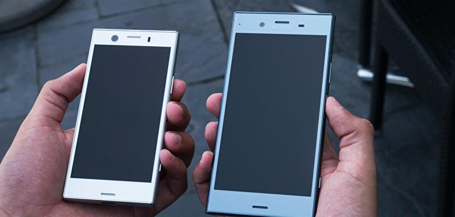 Bu telefonun iki farklı versiyonu bulunuyor; standart modele ek olarak bir de compact versiyonlu daha minik ekranlı bir versiyon sunuluyor. 