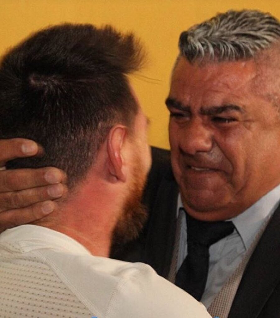 Claudio Tapia'nın, Dünya Kupası vizesinin alınmasının ardından, Messi'yi ağlayarak tebrik ettiği an.