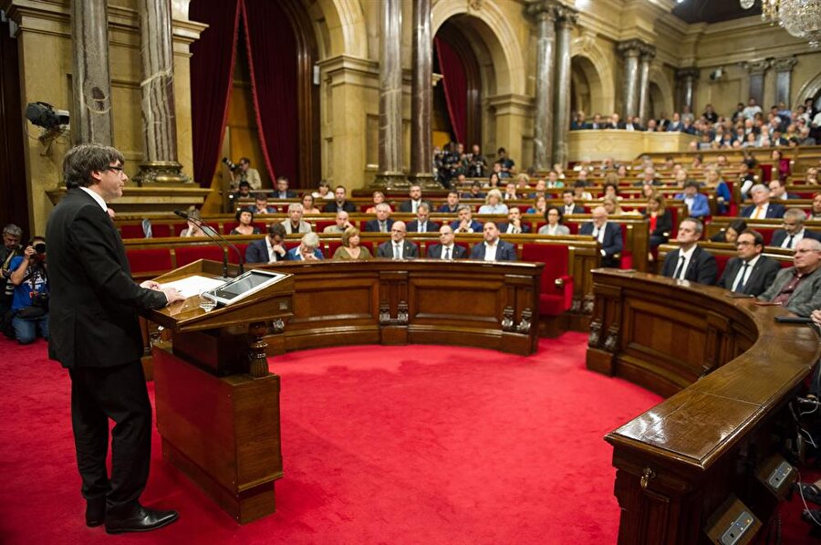Katalan lider Puigdemont bir saat gecikmeli olarak konuşmasına başladı.