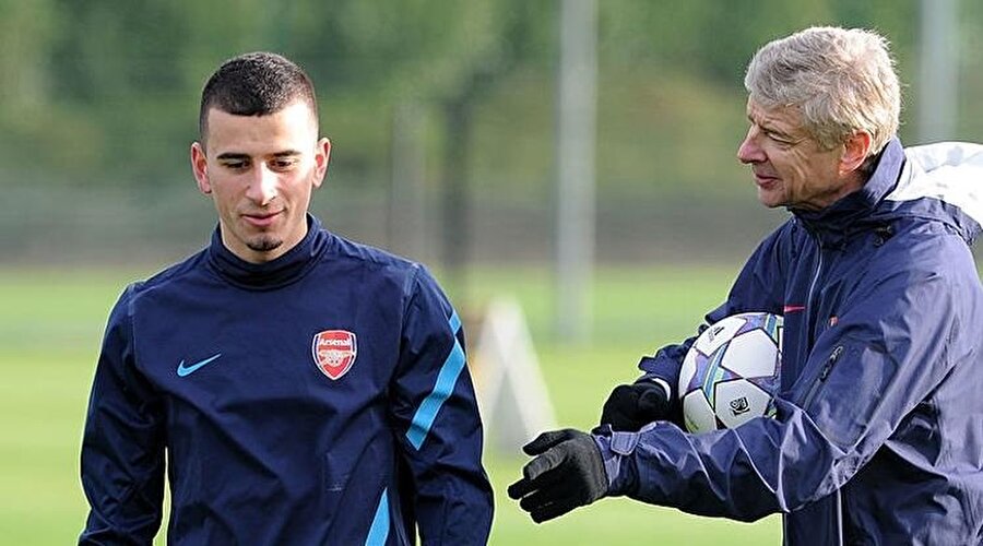 Oğuzhan Özyakup, 2008-2012 yılları arasında Arsenal altyapısında çeşitli yaş gruplarında oynadı.