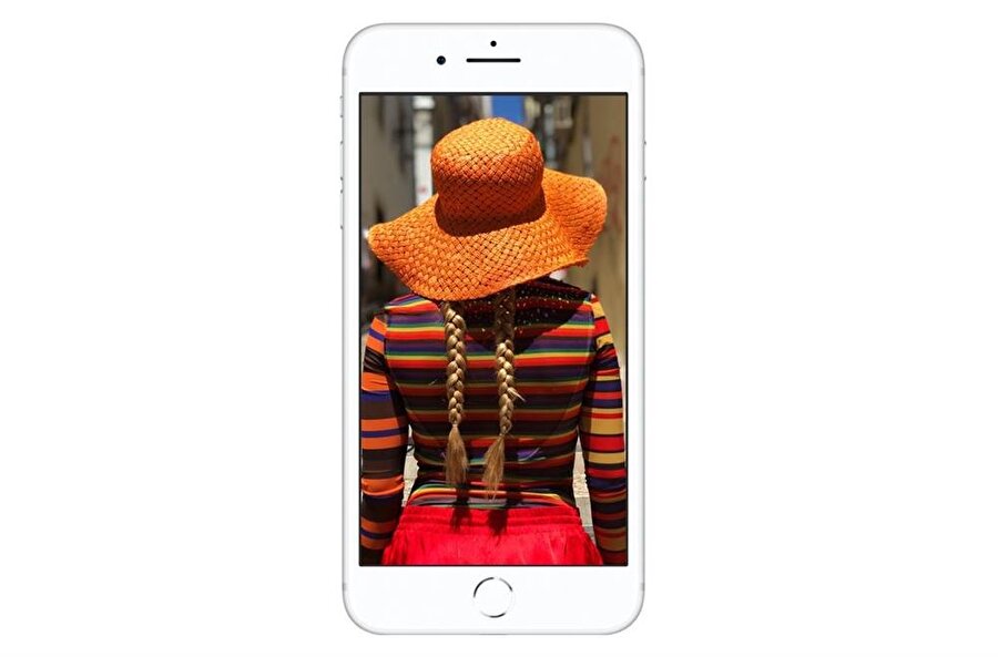 iPhone 8, Retina HD ve True Tone teknolojili ekranıyla geniş bir renk yelpazesi sunuyor. 