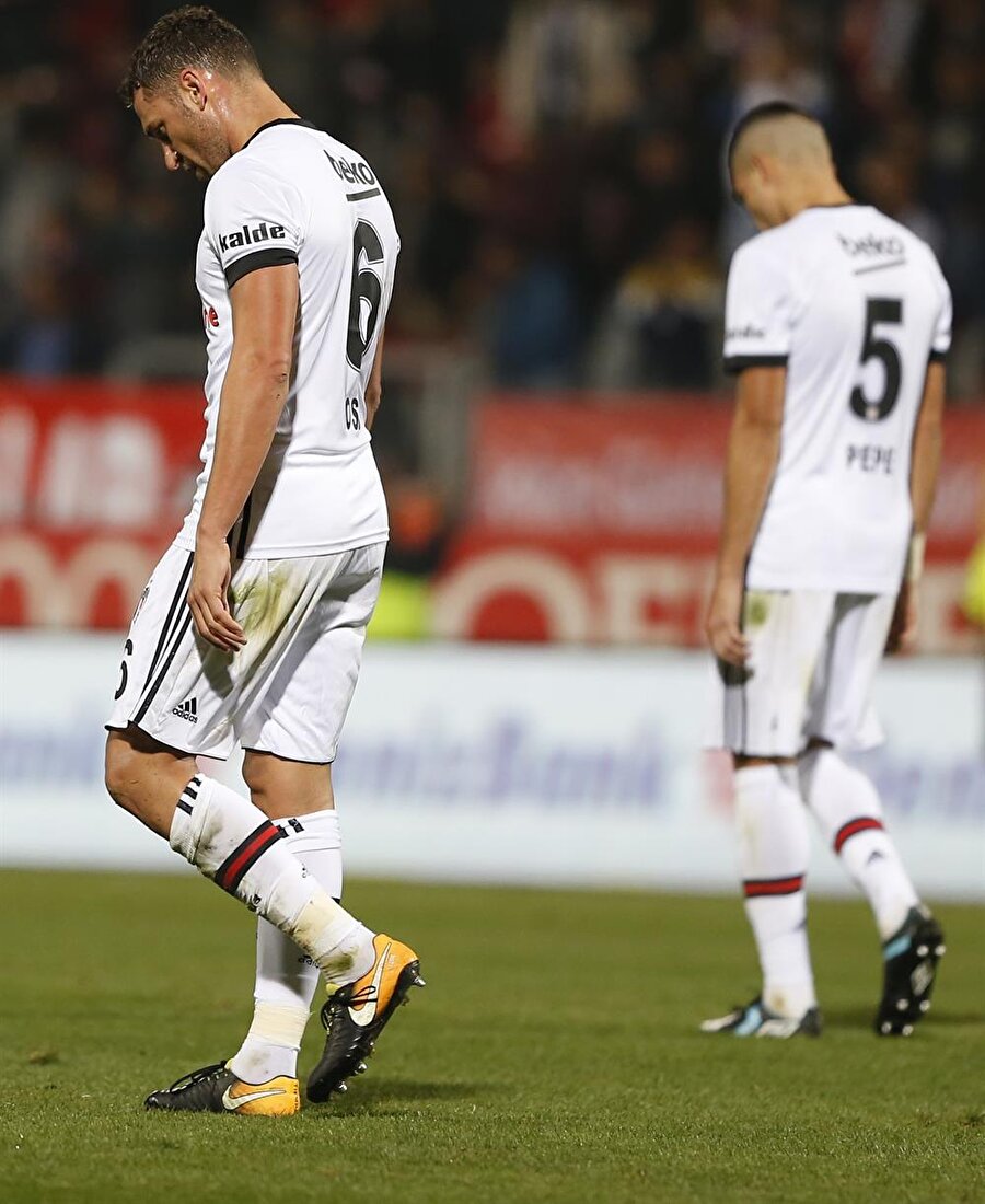Beşiktaş forması giyen Pepe ve Tosic, puan kaybının ardından büyük üzüntü yaşadı.
