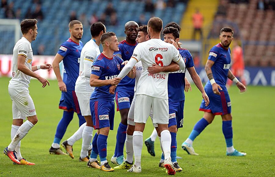 Kardemir Karabükspor 56. dakikadan itibaren 10 kişi kaldığı maçta Kayserispor'u 1-0 mağlup etmeyi başardı.