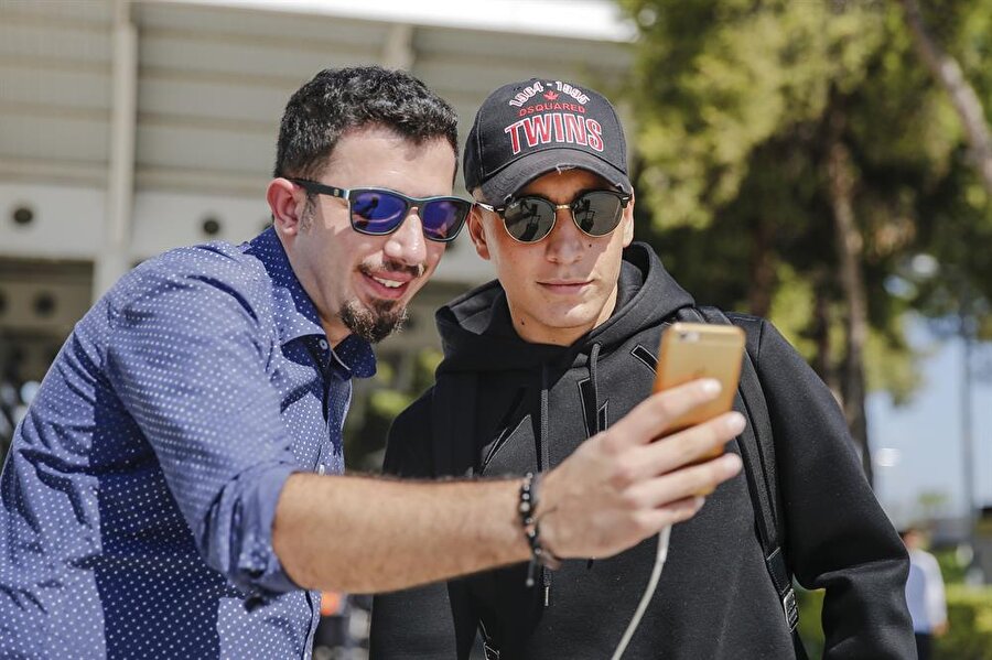 Emre Mor, kendisiyle selfie çekilmek isteyen bir taraftarı kırmıyor.