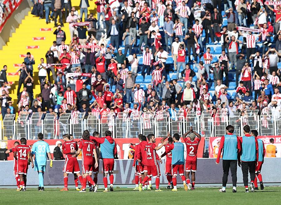 DG Sivassporlu oyuncuların maç sonu galibiyet sevinçleri.