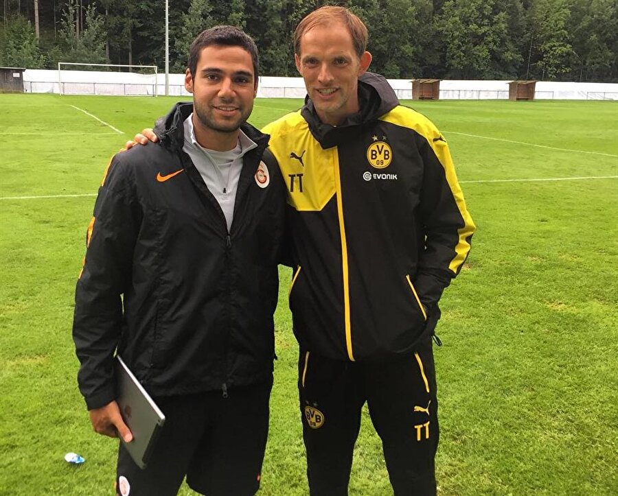 Borussia Dortmund idman ve tesislerini sık sık ziyaret ederek model inceleyen Tuğberk Tanrıvermiş, dönemin teknik direktörü Thomas Tuchel ile birlikte.