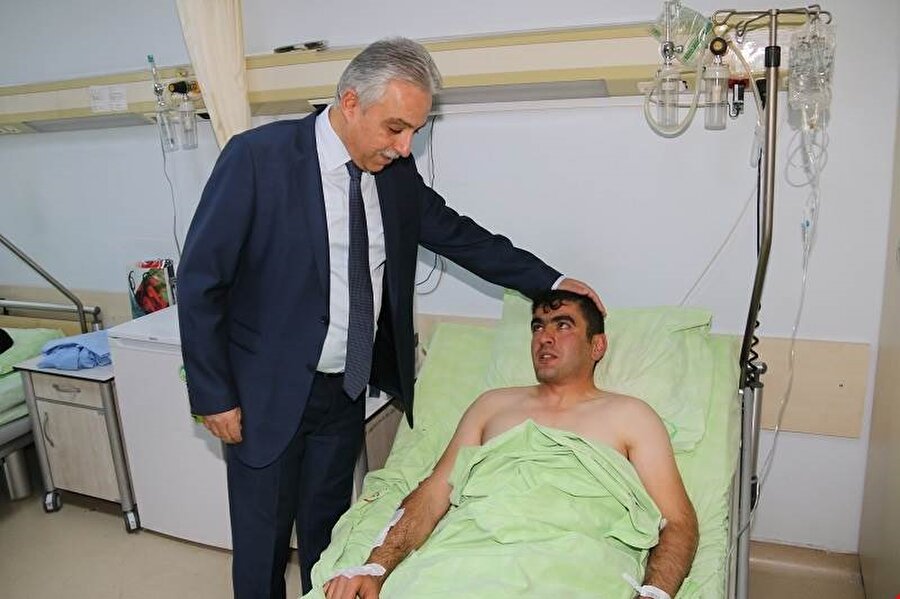 Hakkari Valisi Cüneyit Orhan Toprak, çıkan çatışmada yaralanarak gazi olan askerlerimizi ziyaret etti.