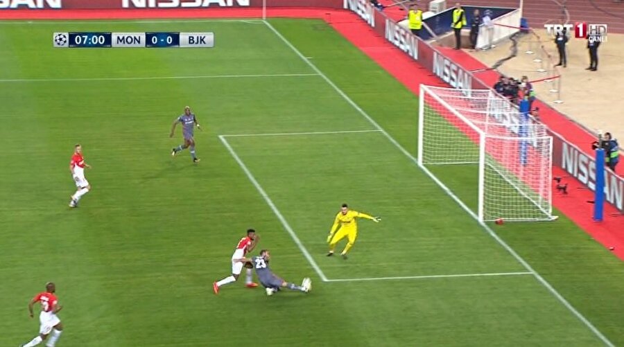 Cenk Tosun'un topa son dokunduğu anda Babel'in pozisyonu.