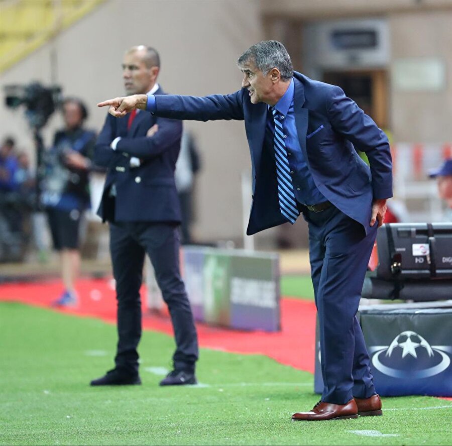 Şenol Güneş maç boyunca oyuncularına taktik vermeyi ihmal etmedi.