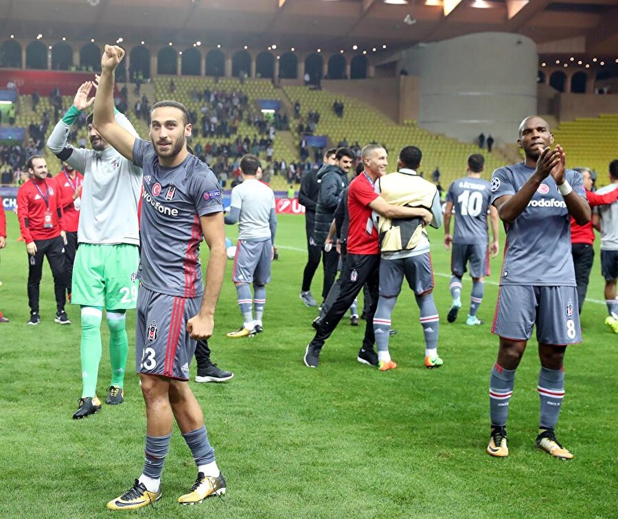 Beşiktaş maç sonunda galibiyeti kutluyor.
