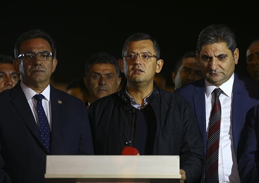 CHP Grup Başkanvekili Özgür Özel (ortada)