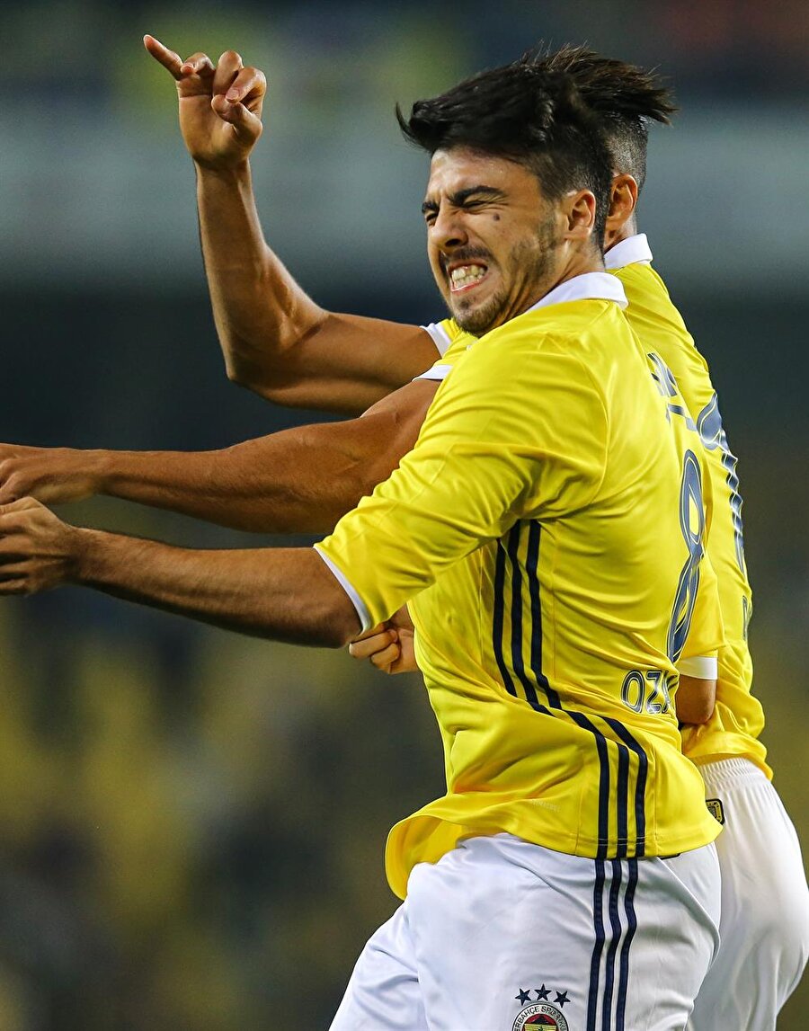 Fenerbahçe'nin attığı ilk gol sonrasında Ozan ve Dirar'ın yaşadığı gol sevinci.