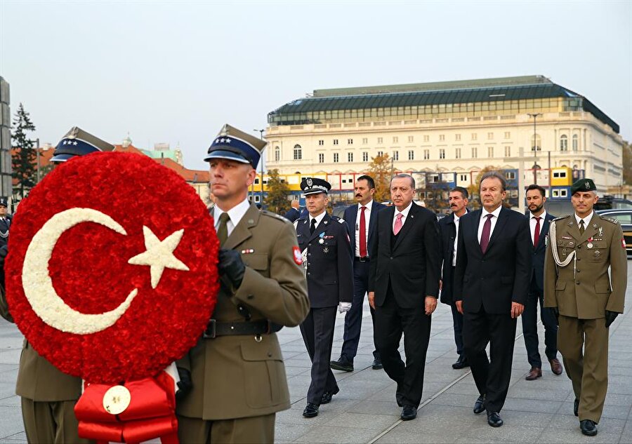 Cumhurbaşkanı Recep Tayyip Erdoğan, Polonya temasları kapsamında Meçhul Asker Anıtı'nı ziyaret ederek çelenk bıraktı.