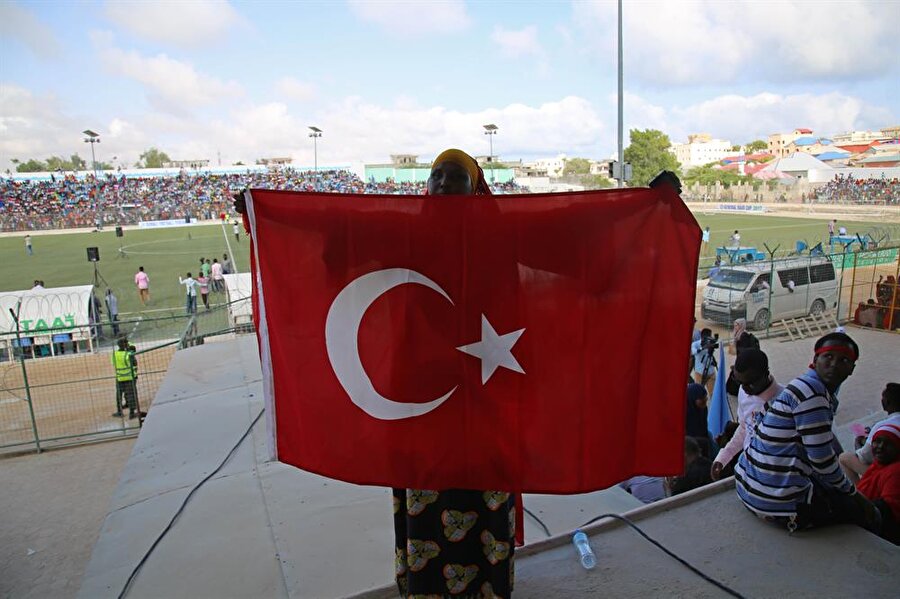 Türk bayrağı açan bir Somalili kadın.