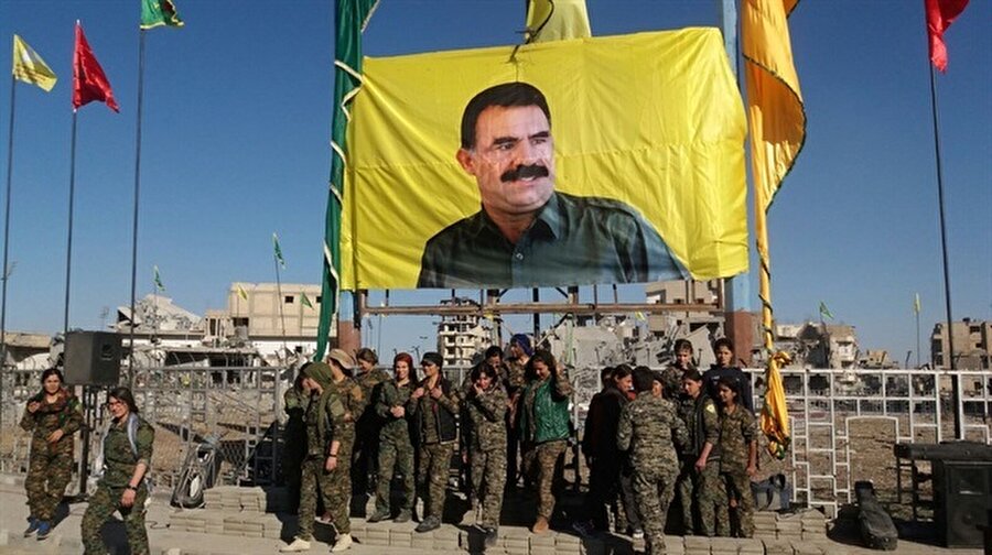 PKK'nın Suriye uzantısı YPG mensupları, Rakka meydanında PKK elebaşı Öcalan'ın posterini asmış, meydandaki törende konuşma yapan bir YPG militanı ise Rakka'nın alınmasını Öcalan'a adamıştı.