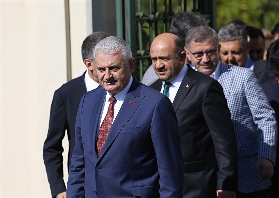 Başbakan Binali Yıldırım, istifası istenen belediye başkanlarıyla ilişkin Cuma namazı çıkışı gazetecilere açıklamalarda bulundu.