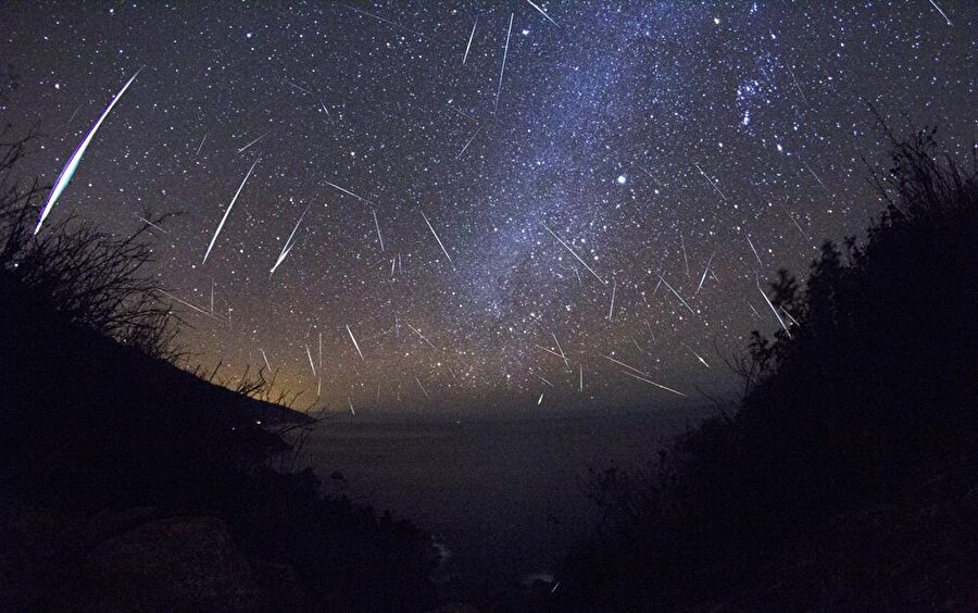 Orionid meteor yağmuru, Halley kuyruklu yıldızının arkasında bıraktığı parçacıkların dünya yörüngesiyle kesişip atmosfere girerek yanmasıyla oluşuyor. 