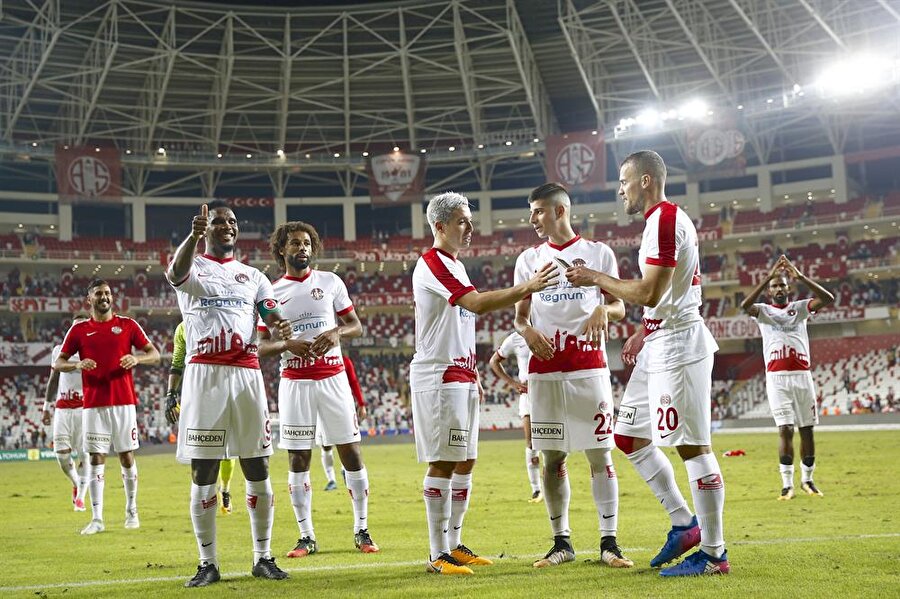 Antalyasporlu futbolcular maçın ardından tribünleri selamladı.