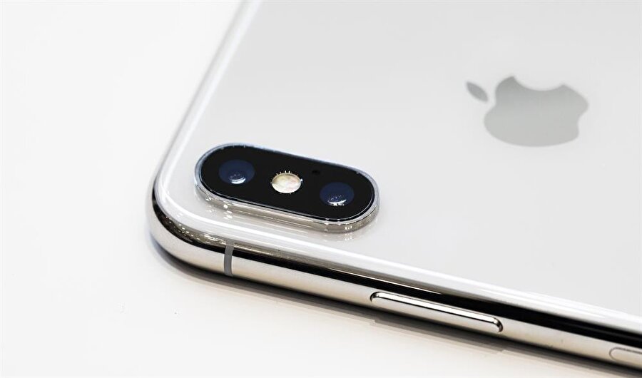 iPhone X'te 12 MP'lik çift arka kamera yer alıyor. Bu kameraların artırılmış gerçeklik için büyük katkı sağladığını da söylemekte yarar var. 