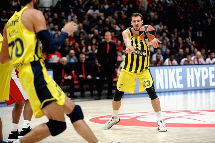 Son şampiyon Fenerbahçe Doğuş, İtalyan rakibini 92-86 mağlup etti.