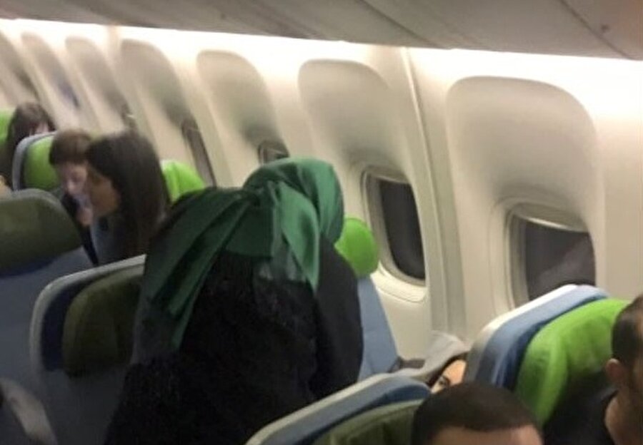Yaşanan o anlar da uçakta bulunan yolcular tarafından cep telefonu ile görüntülendi.