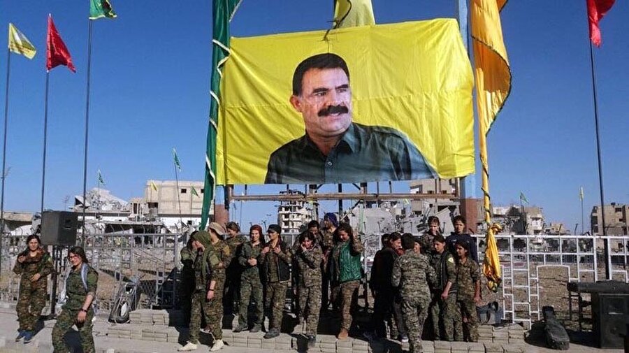 Terör örgütü PKK Rakka'da terörist başının posterini açtı.