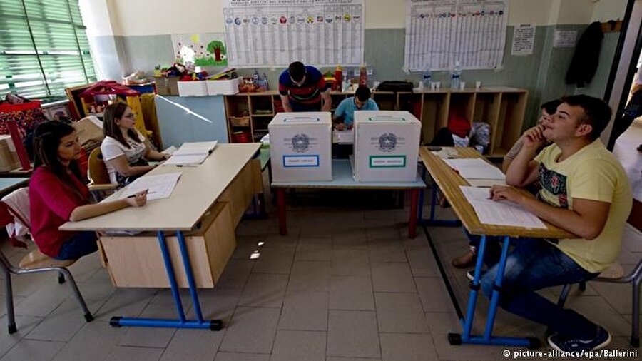 Venetolu seçmenler oylarını sandıklarda kullanıyor