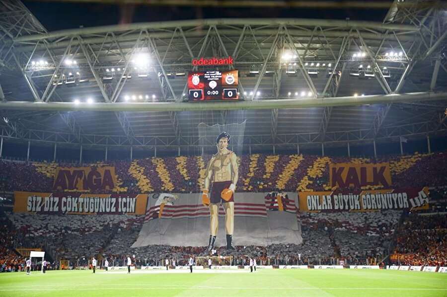 Galatasaray tribünlerinin, Fenerbahçe derbisinde düzenledikleri koreografi gösterisi