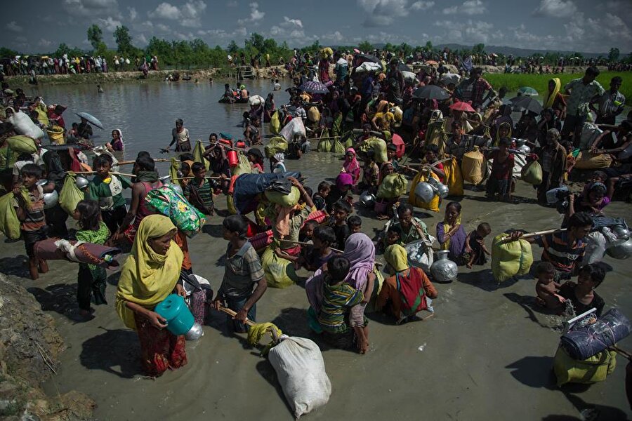 Binlerce insan Myanmar güvenlik güçlerinin katliamlarından kaçıyor.