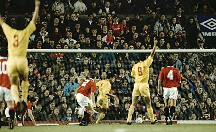 1993 yılında Şampiyonlar Ligi Ön Elemesi'nde 3-3 biten Manchester United-Galatasaray maçından bir kare