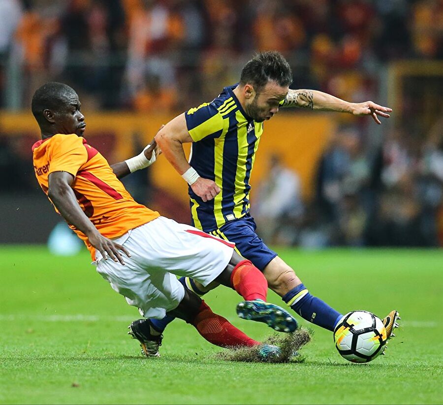 Dev derbi öncesi yapılan seremonide 1.67 cm boyundaki Valbuena'ya en uzun boylu çocuk denk geldi.