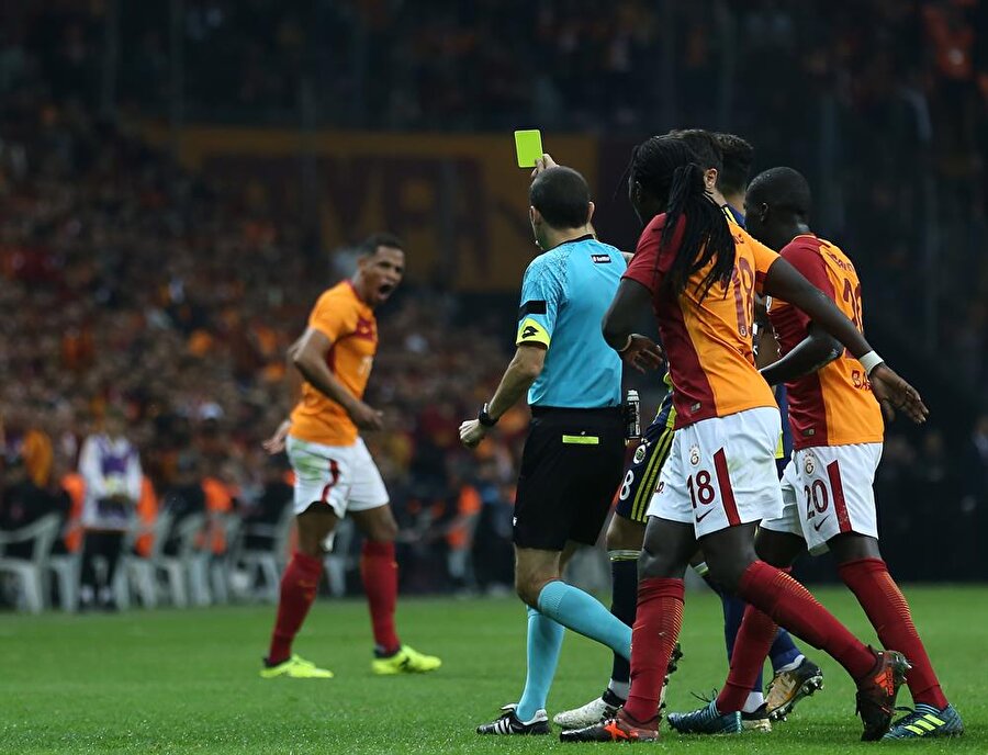 Galatasaray-Fenerbahçe derbisini Cüneyt Çakır yönetti.