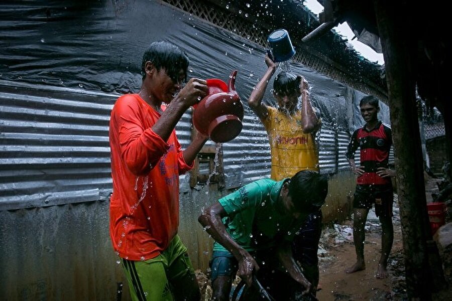 Maçtan sonra gençler kampta bu şekilde duş alıyorlar.