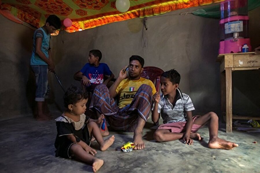 Myanmar'daki zulümden kaçan 3 çocuk babası Ziabur Rohaman resmi olmayan kamptaki takımlardan birinde oynuyor.