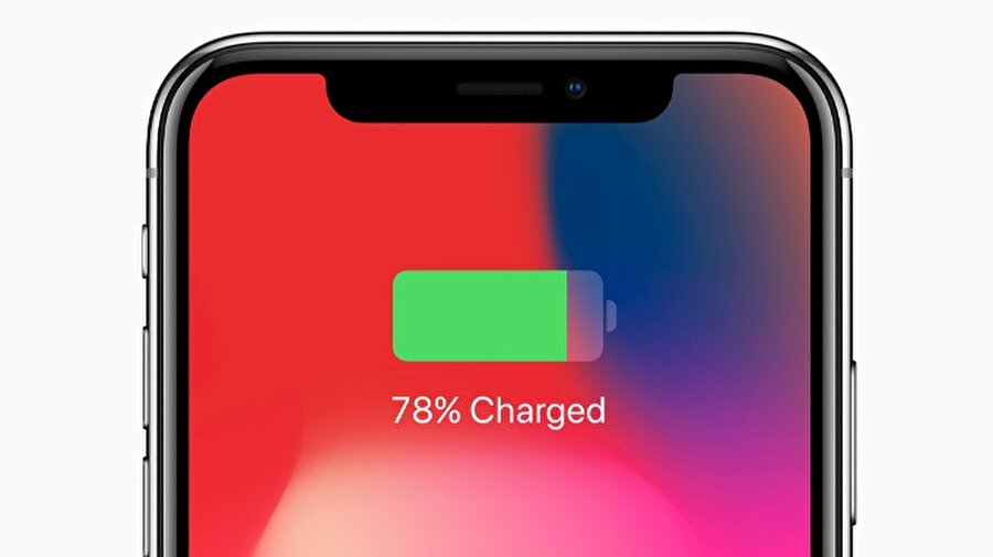 iPhone X'te, hızlı şarj özelliği sayesinde uyumlu adaptör ve şarj kablosuyla birlikte yarım saatte %50 dolum gerçekleştirilebiliyor. 