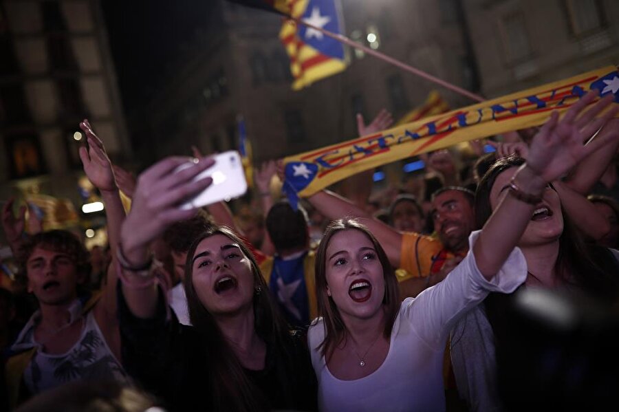 İspanya'nın doğusundaki Barselona'da yer alan Katalonya Özerk Yönetimi Parlamentosu yapılan gizli oylamayla tek taraflı bağımsızlık kararı aldı. Kararın ardından bağımsızlık yanlısı vatandaşlar, Sant Jaume Meydanı'nda sevinç gösterisinde bulundu.