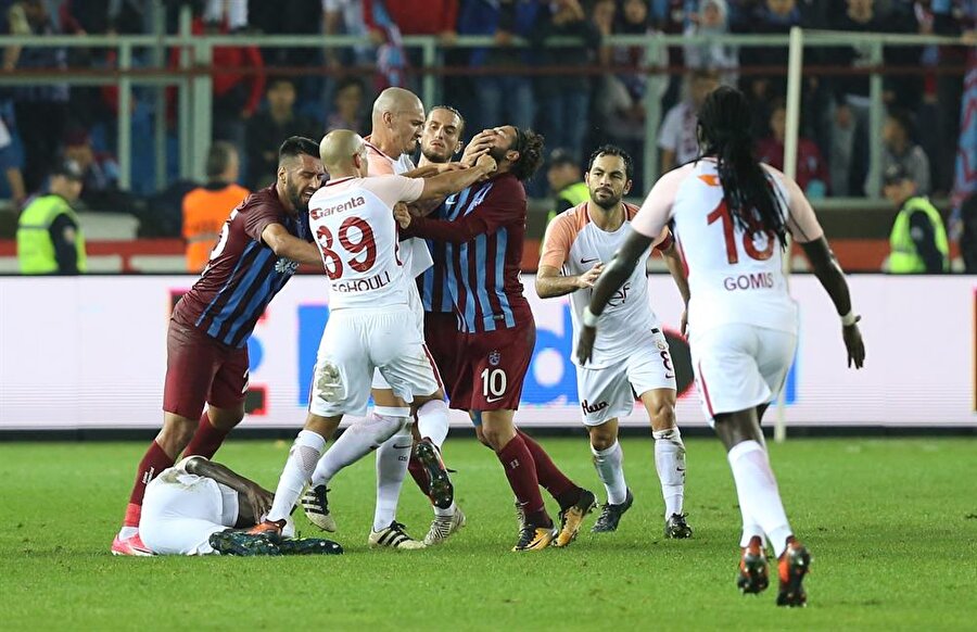 Galatasaray deplasmanda Trabzonspor'a 2-1'lik skorla boyun eğdi.