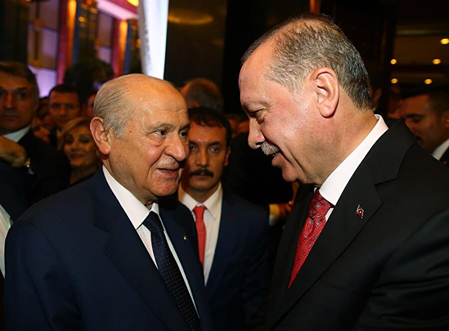 Cumhurbaşkanı Erdoğan, resepsiyona katılan MHP Genel Başkanı Devlet Bahçeli ile bir süre sohbet etti.