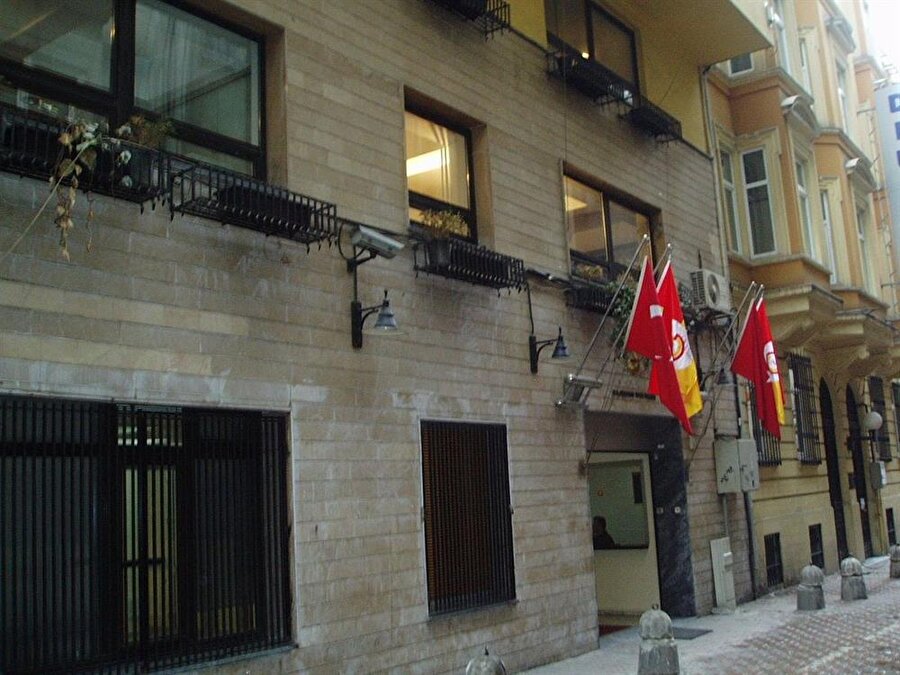Hasnun Galip Sokak'ta bulunan Galatasaray Kulüp Merkezi