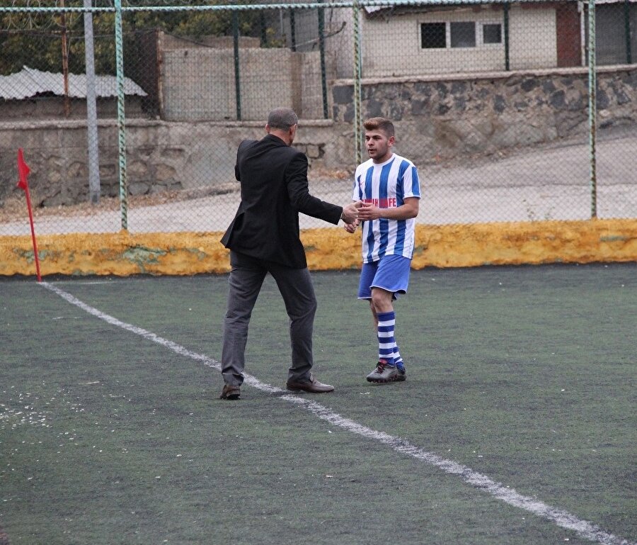 Başkan, futbolcuyu tekmeledi.