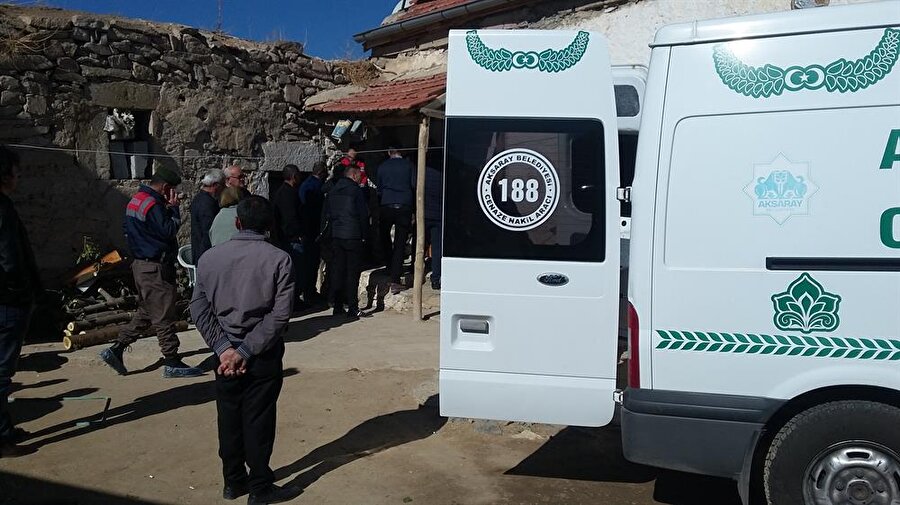 Babuş Akın (68), evde bulunan ruhsatsız tabancayla önce eşini sonra kendini vurdu.