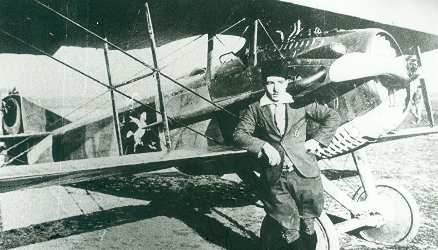 Vecihi Hürkuş'un kaza sonucu zorlu günler geçirmesini sağlayacak uçağıyla fotoğrafı. 
