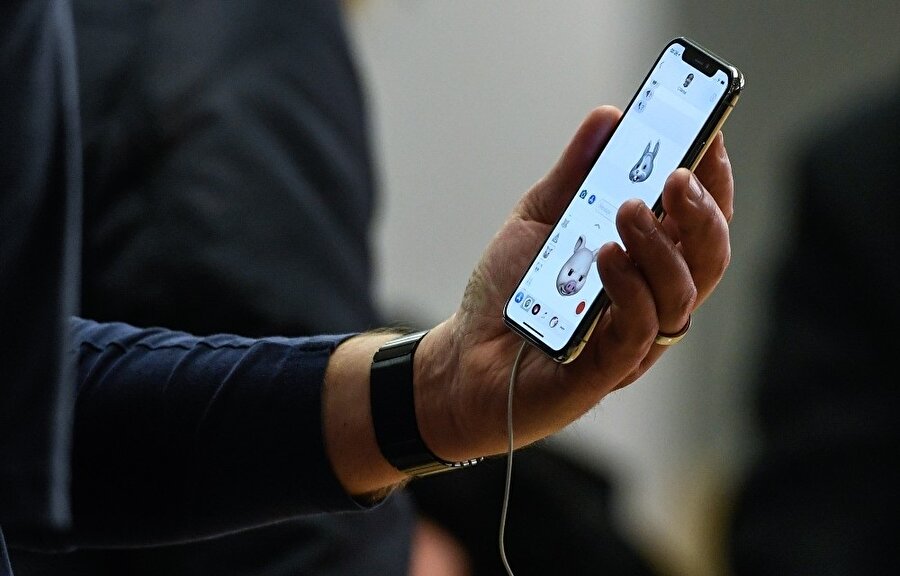 Animoji özelliği sayesinde True Depth kamerayla analiz eden yüz hatları emojilerin hareketlenmesini sağlıyor. 