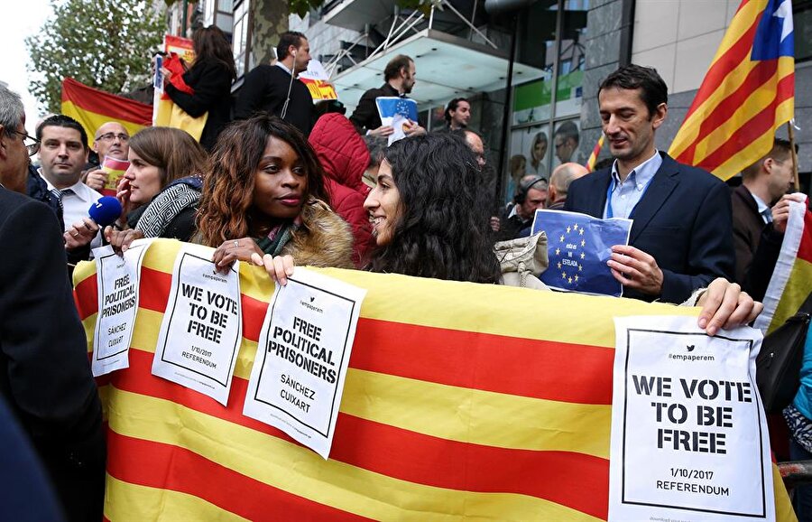 Katalonya özerk yönetimi eski lideri Carles Puigdemont, Brüksel'deki Basın Kulübü'nde basın toplantısı düzenledi. İspanya'da kalmak isteyenler Puigdemont'a karşı dışarıda gösteri düzenledi.
